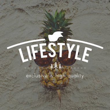 Kum üzerinde komik ananas