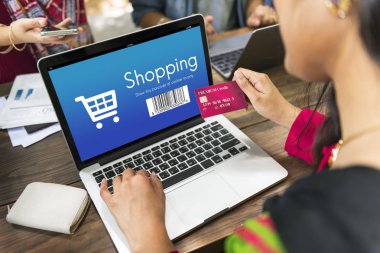 tipik dizüstü klavye üzerinde insanlar