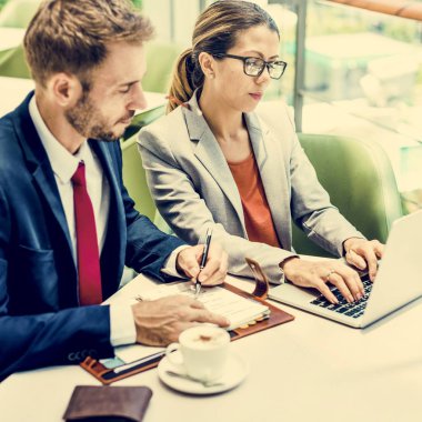 iş adamları birlikte tartışıyor