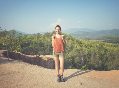 Genç kadın backpacker