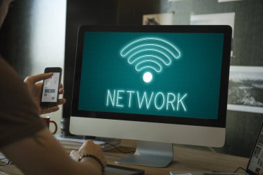 bilgisayarda çalışan adam