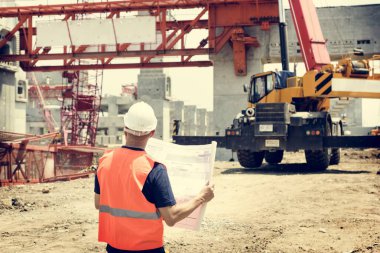 İnşaat işçisi ile mimari planı