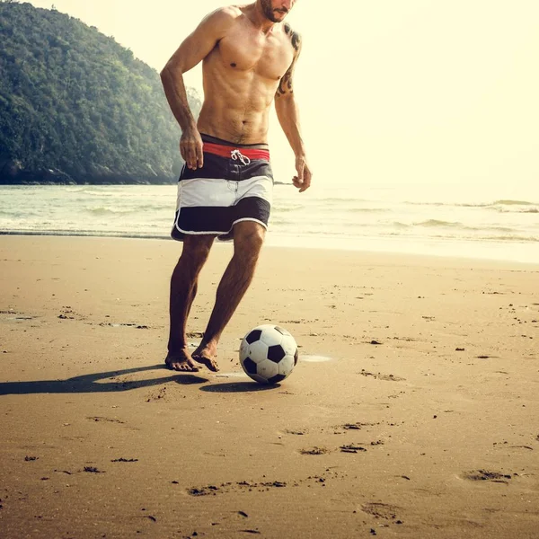 Člověk hrát plážový fotbal — Stock fotografie
