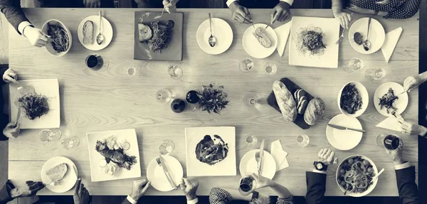 Mnohonárodnostní lidé mají jídlo — Stock fotografie