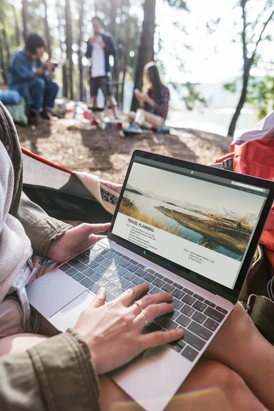 Donna utilizzando il computer portatile — Foto Stock