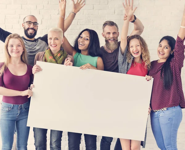 Menschen halten Plakat hoch — Stockfoto