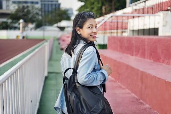 Frau läuft auf Straße — Stockfoto