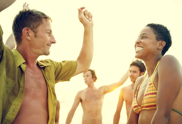 Gente bailando en la playa — Foto de Stock