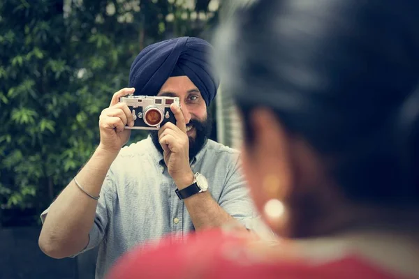 Indisches Paar beim Fotografieren vor der Kamera — Stockfoto