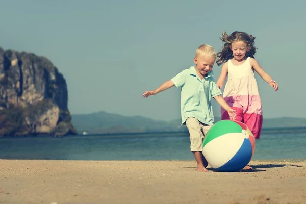 Kinder spielen am Strand — Stockfoto