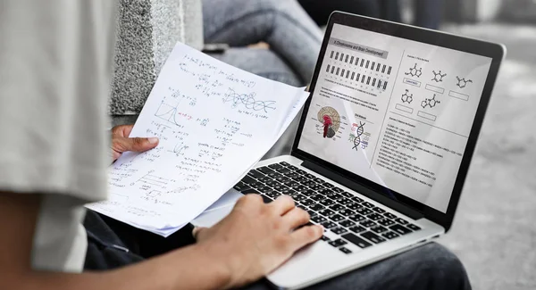 Estudante usando laptop para estudo — Fotografia de Stock