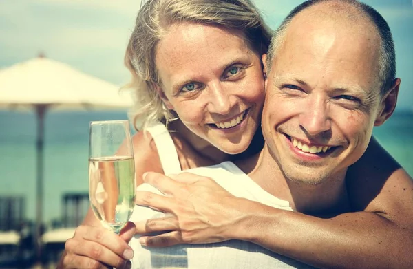 夫妇在海滩上喝香槟 — 图库照片