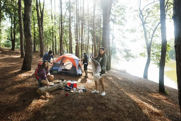 Giovani amici viaggiatori nella foresta — Foto Stock