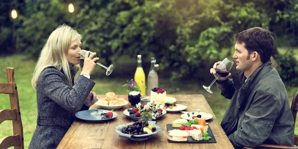 Par ha romantisk middag utomhus — Stockfoto