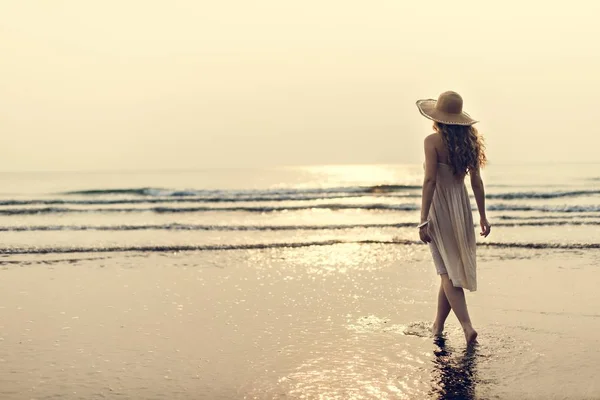 Hermosa mujer en sombrero de verano — Foto de Stock