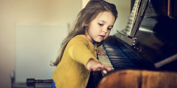 Adorable fille jouant du piano — Photo