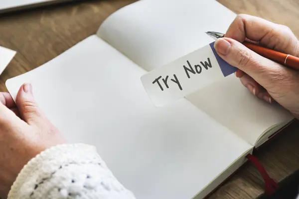 Persona que sostiene nota recordatorio — Foto de Stock