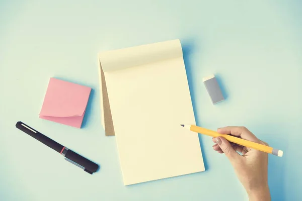 Vrouw die aantekeningen schrijft in dagboek — Stockfoto