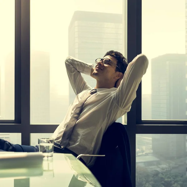 Biznesmen relaks w biurze — Zdjęcie stockowe