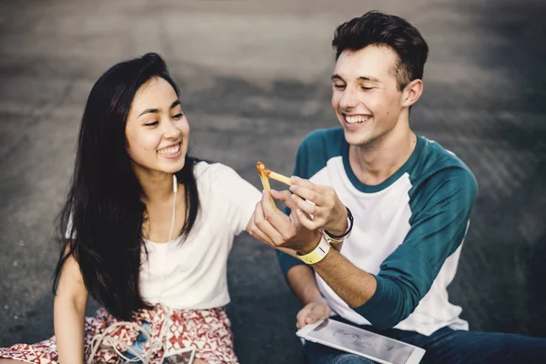 Pareja citas y comer papas fritas —  Fotos de Stock