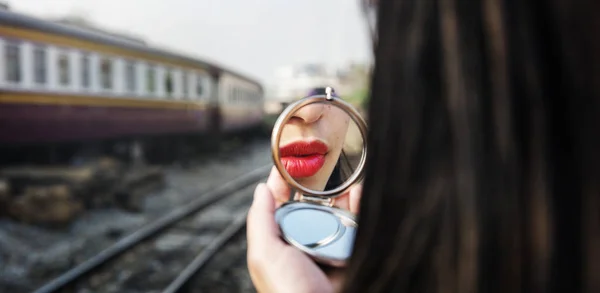 Frau mit rotem Lippenstift und Spiegel — Stockfoto