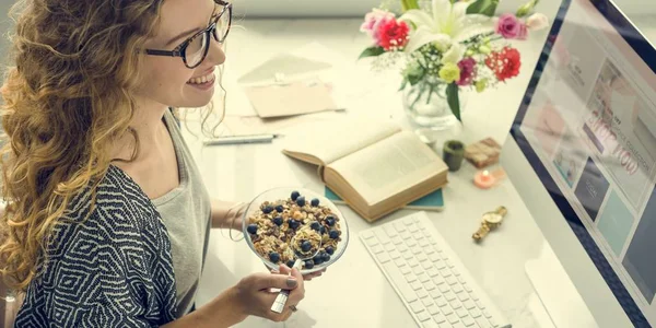 Donna che lavora con il computer — Foto Stock