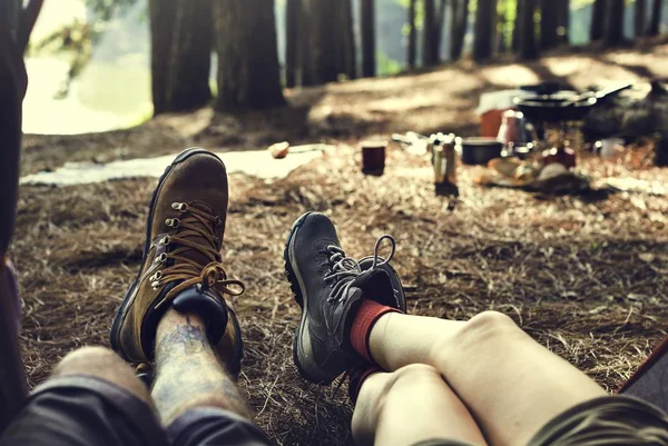 Para relaksujący w Camping — Zdjęcie stockowe