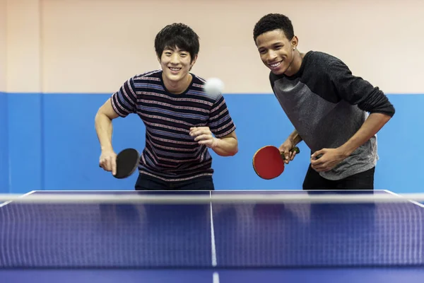 Amigos jugando ping pong —  Fotos de Stock