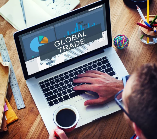 Küresel ticaret kavramı ile dizüstü bilgisayar — Stok fotoğraf