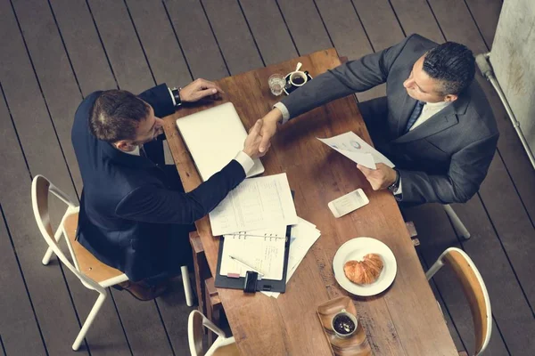 Empresários que trabalham em conjunto — Fotografia de Stock