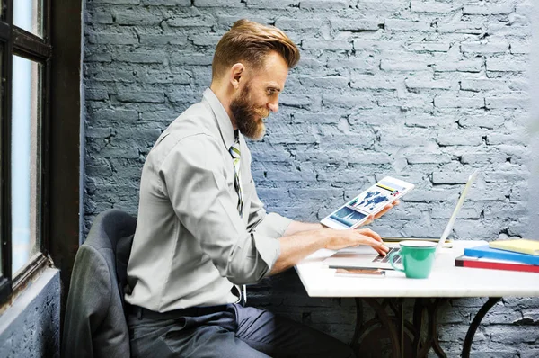 Hombre de negocios usando tableta digital — Foto de Stock