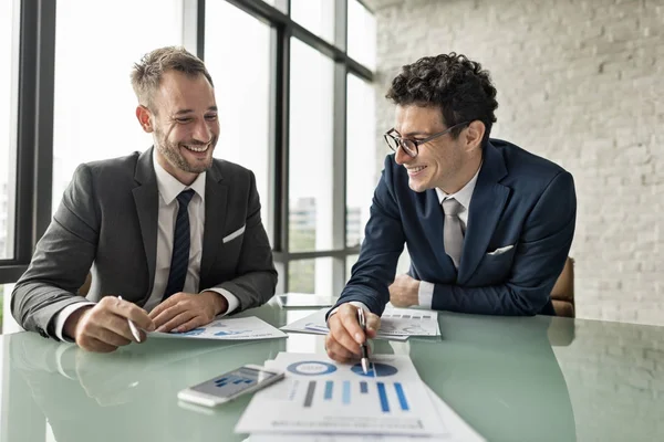 Homens de negócios conversando em reunião — Fotografia de Stock