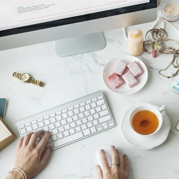 Vrouw werkt op laptop — Stockfoto