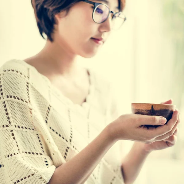 Asyalı kız çay içme — Stok fotoğraf