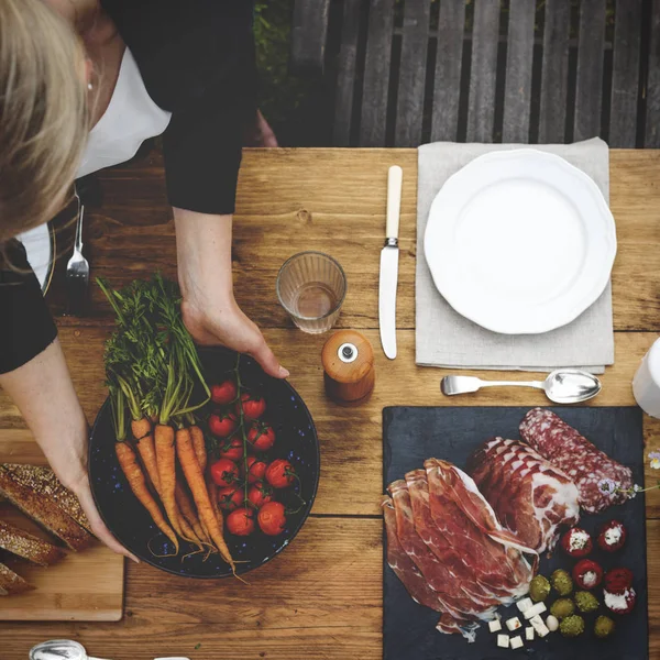 Öğle yemeği için ev kadını hazırlama tablo