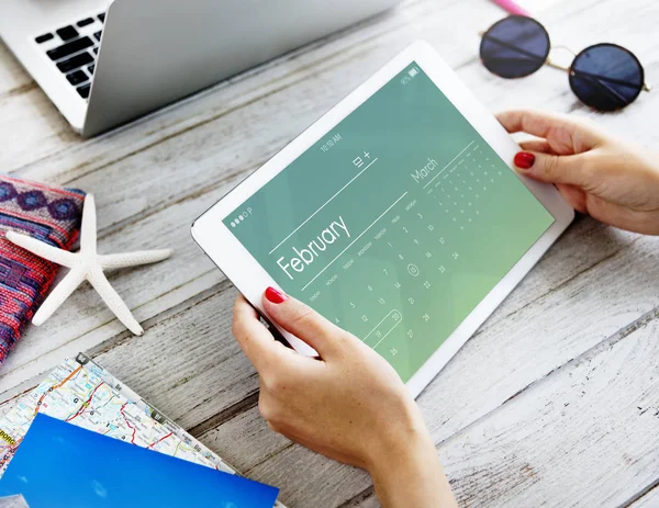 Mujer usando tableta digital — Foto de Stock