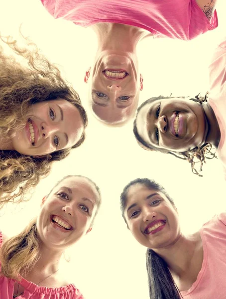 Les femmes se soutiennent mutuellement — Photo