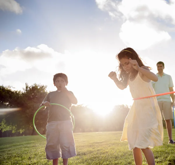 Família fazendo exercício com aros hula — Fotografia de Stock