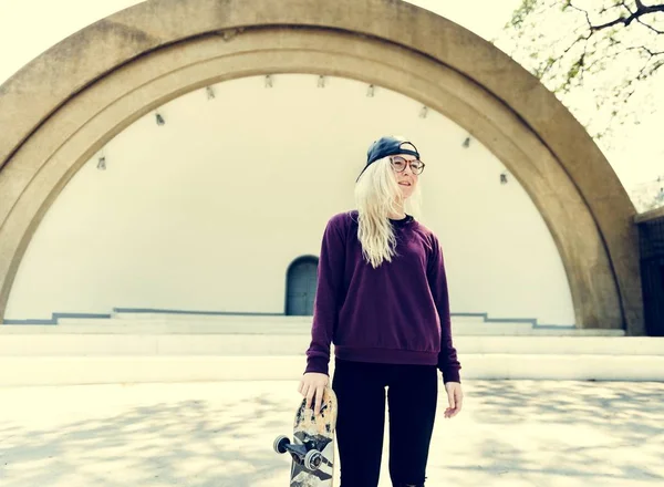 Μοντέρνο έφηβο κορίτσι με Skateboard — Φωτογραφία Αρχείου