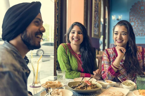 Indiase vrienden in restaurant — Stockfoto