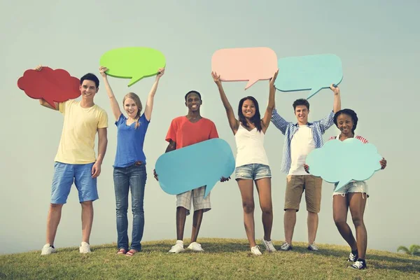 Genç arkadaşlar açık havada 