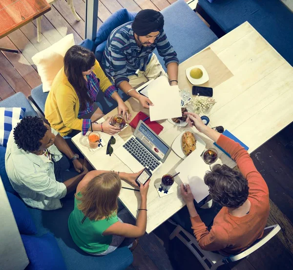 Estudiantes aprendiendo juntos — Foto de Stock