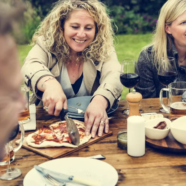 Amici che mangiano pizza — Foto Stock