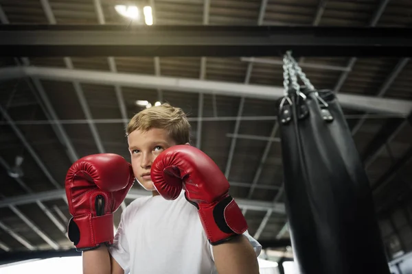 Pojke utbildning boxning Exercis — Stockfoto