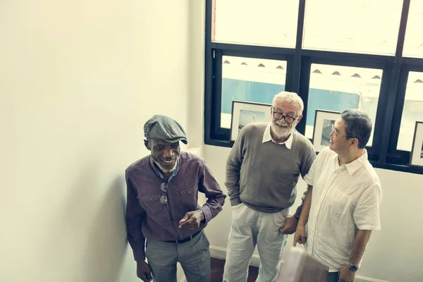 Gli uomini anziani hanno una discussione — Foto Stock