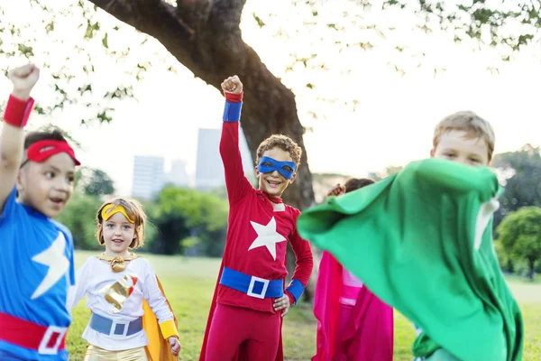 Супергерой Діти грають і сміються — стокове фото