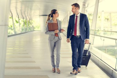 Ofise yürüyüş iş adamları