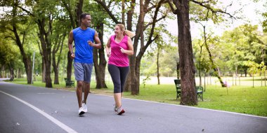 parkta çalıştıran joggers