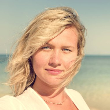 Sahilde güzel bir kadın