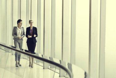 Fikirleri tartışmak iş kadınları